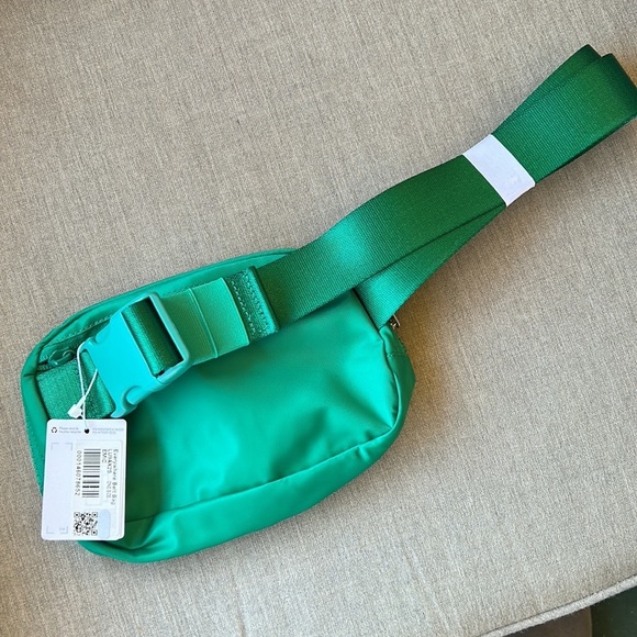 NWT 🍋 Emerald Ice Green LULULEMON ATHLETICA | Everywhere Belt Bag - Picture 4 of 11